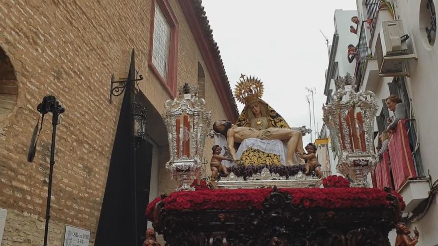 El paso del Santísimo Cristo de la Providencia y Nuestra Señora de los Dolores sale de su capilla en 2023