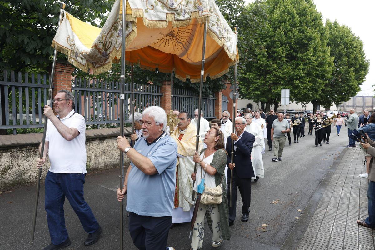La misa y procesión del barrio de Jove, en imágenes La misa y procesión del barrio de Jove, en imágenes