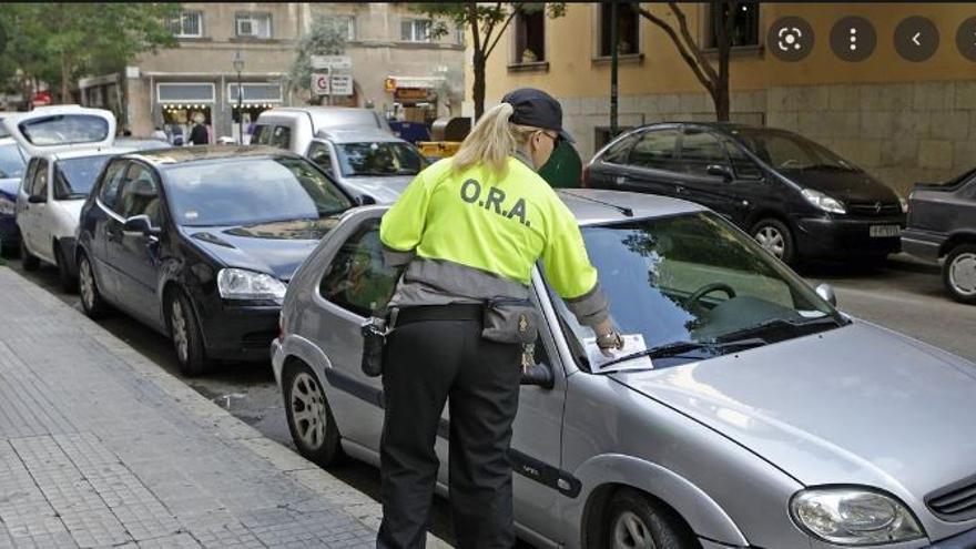 Una vigilante de la ORA en una calle de Palma.