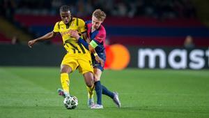 De Jong presiona durante el Barça-Dortmund en Montjuïc.