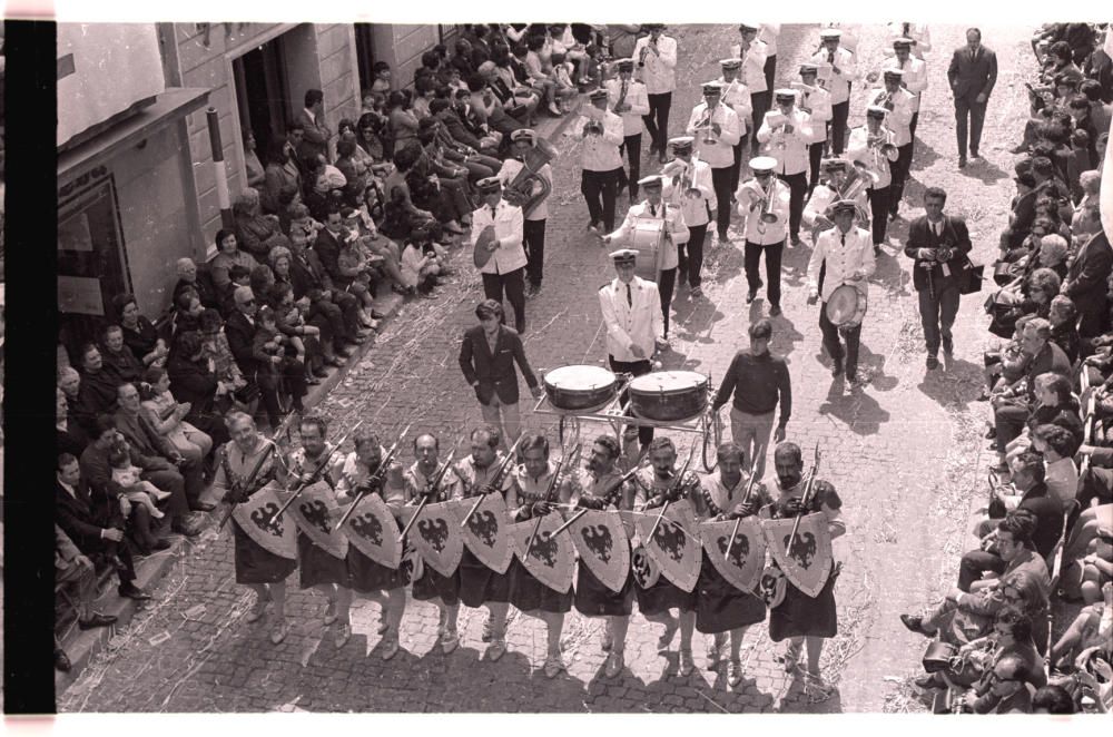 Los cídes con una banda vestida de blanco