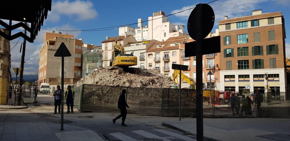 Un monte de escombros, en la parcela en la que se levantaba La Mundial.