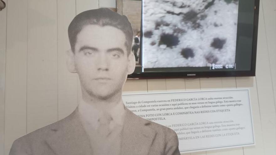 Una foto de Lorca recortada en grande dentro de la exposición de la Casa do Cabildo /cedida H. .: