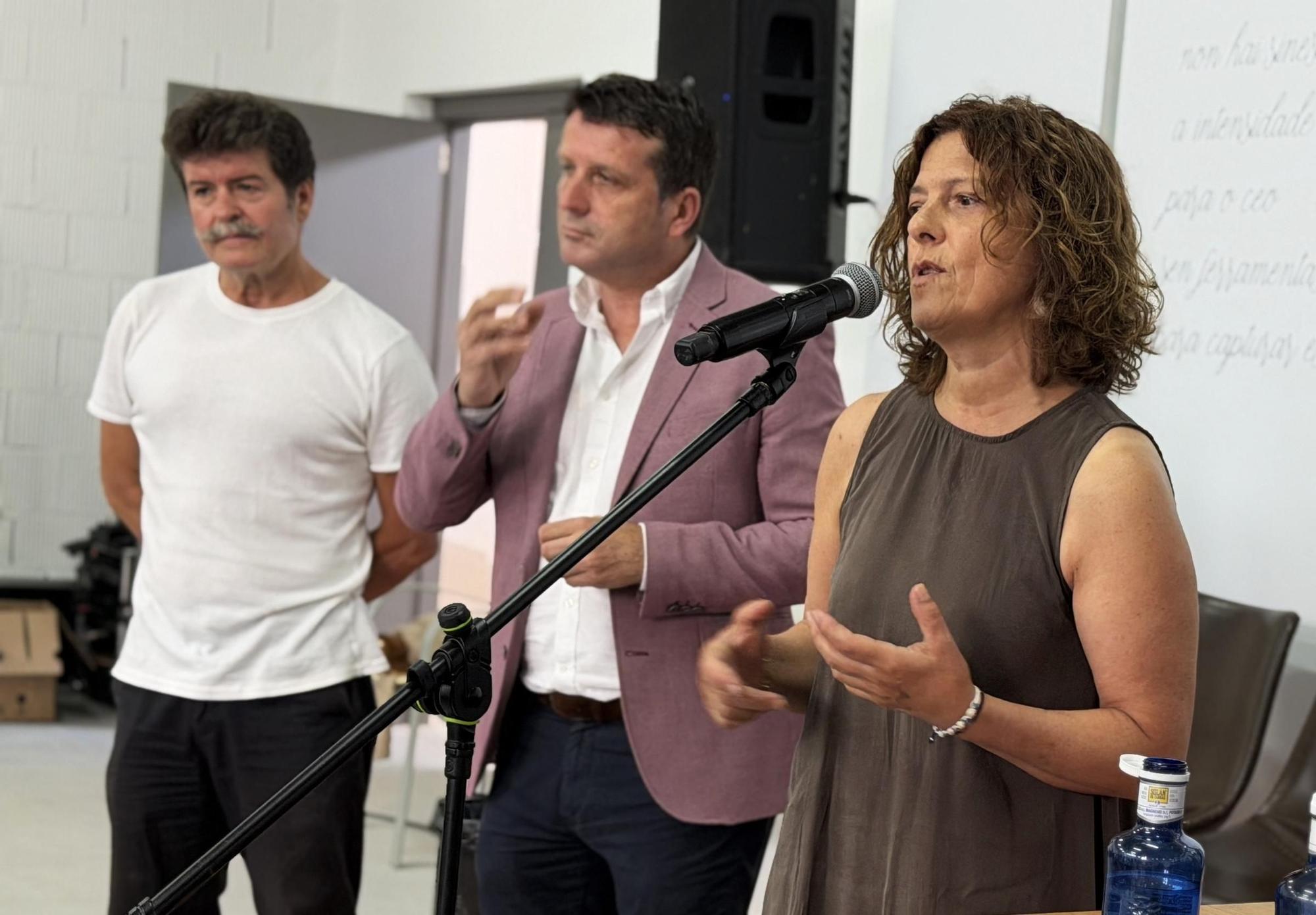 O alcalde de Boiro, no centro, e a deputada Rosa Ana García no acto inaugural.