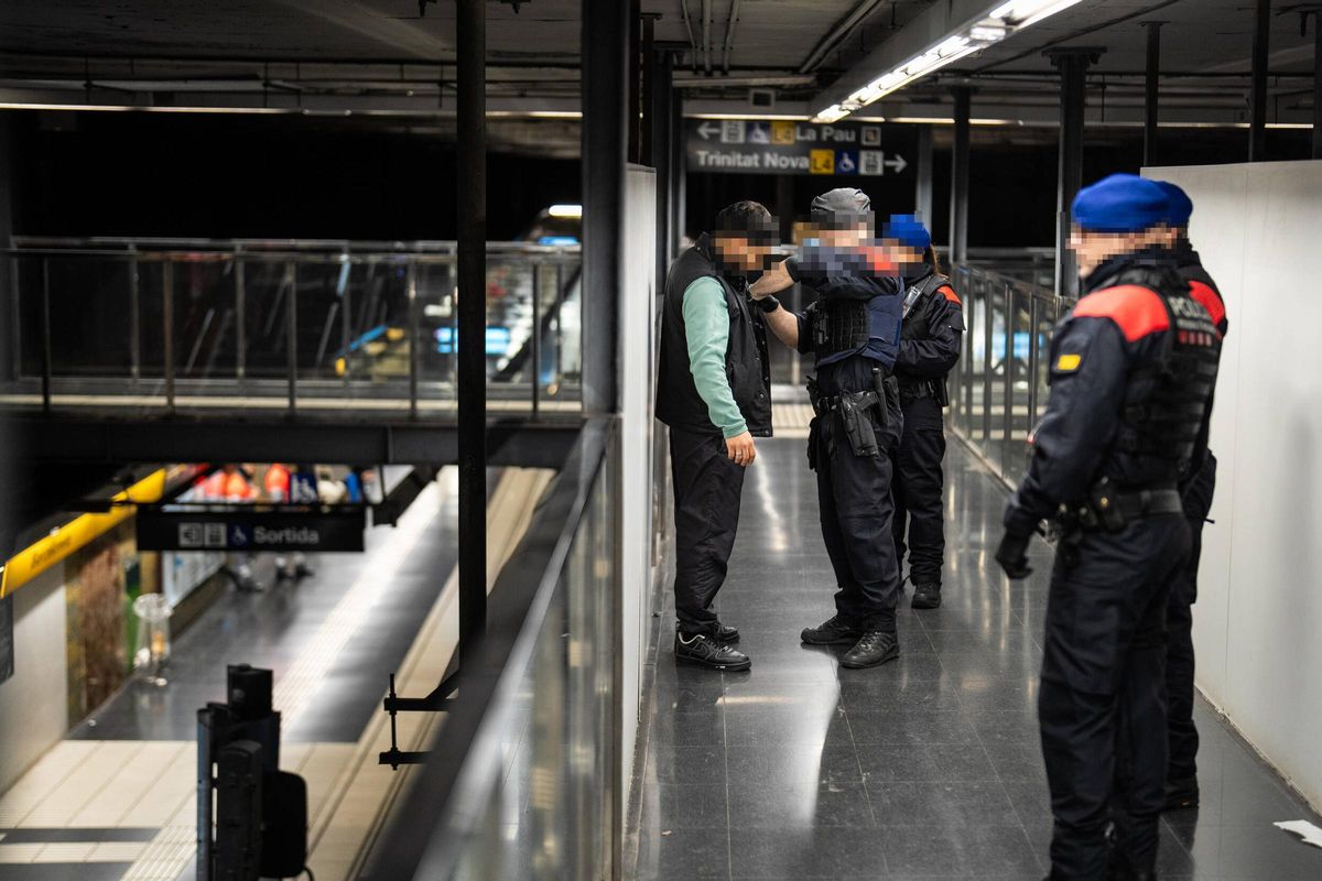 Macrodispositivo de los Mossos junto a la seguridad de TMB en el metro de Barcelona