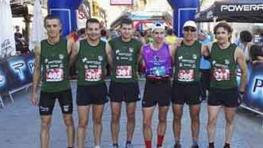El equipo vencedor en los 18 kilómetros junto a Gorka García que se impuso en los 10.000.