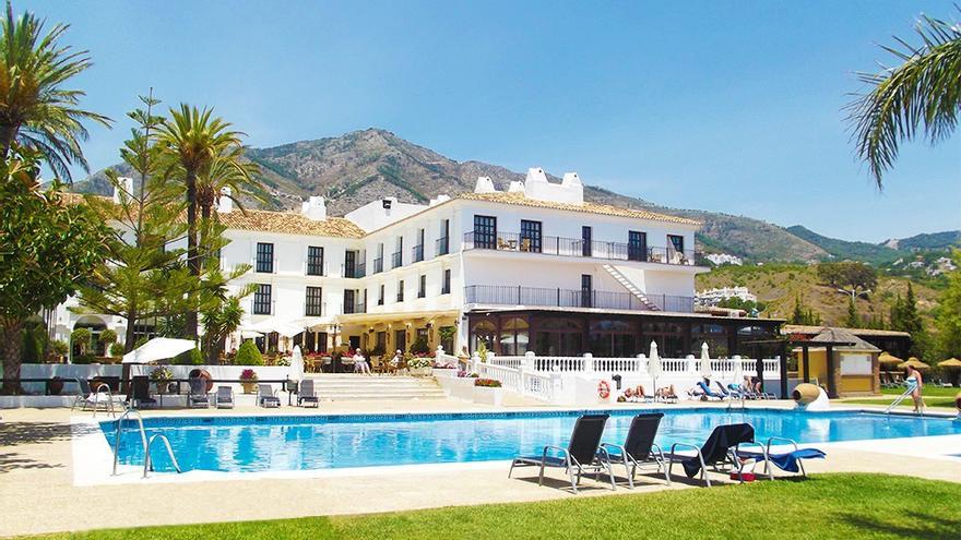 Archivo - Ilunion hotel hacienda del sol mijas málaga accesibilidad turismo piscina hamaca