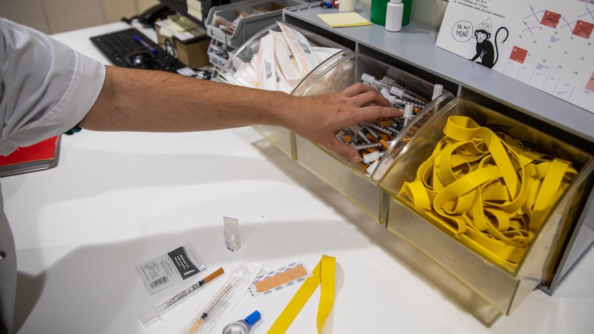 Jeringuillas y material para consumo de droga sin usar en el centro de reducción de daños de La Mina.