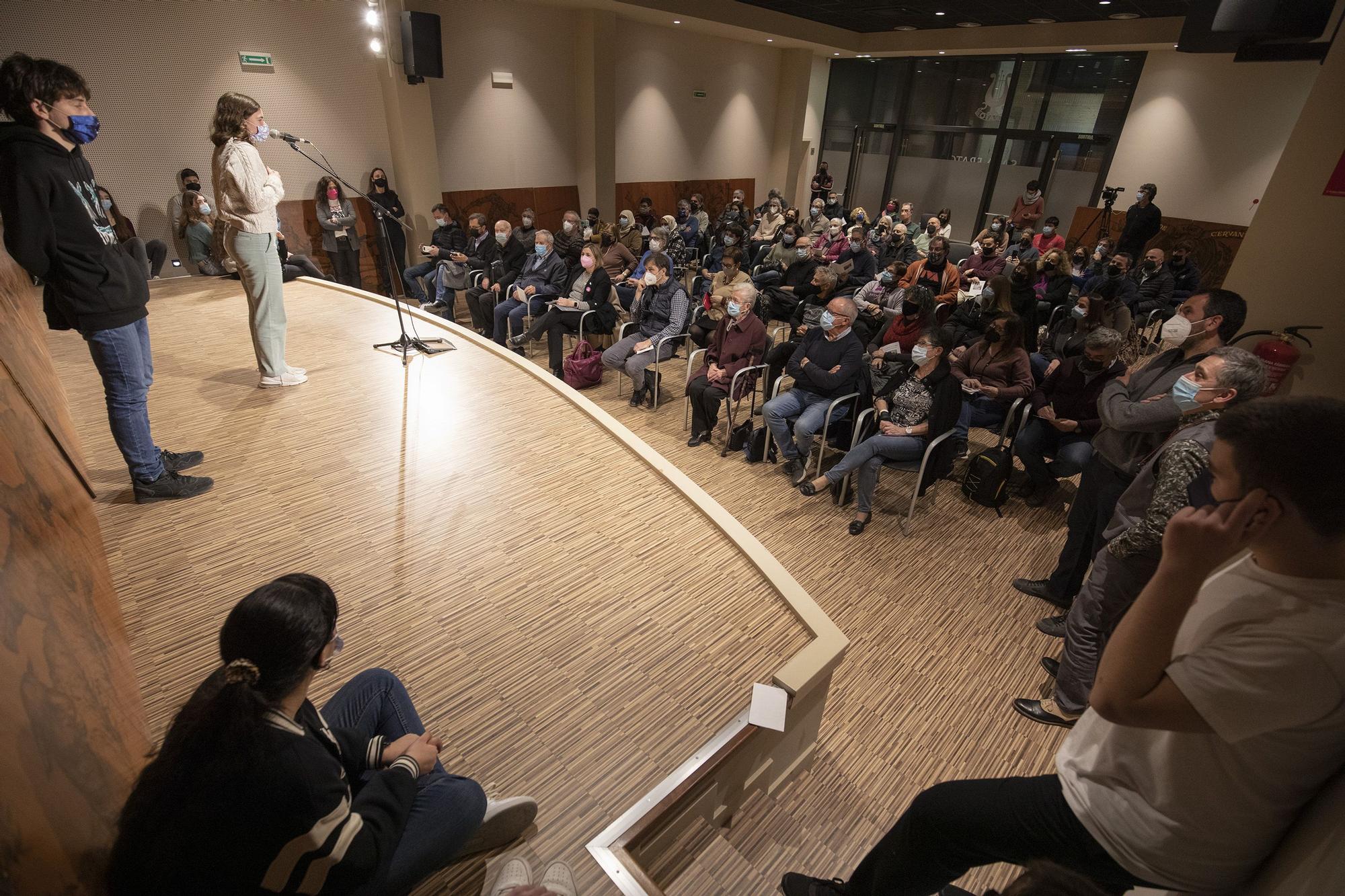 Un grup d’alumnes i quatre professors de l’Institut Ramon Muntaner han tret a la llum, han catalogat i han documentat una obra pictòrica dedicada al «Quixot»