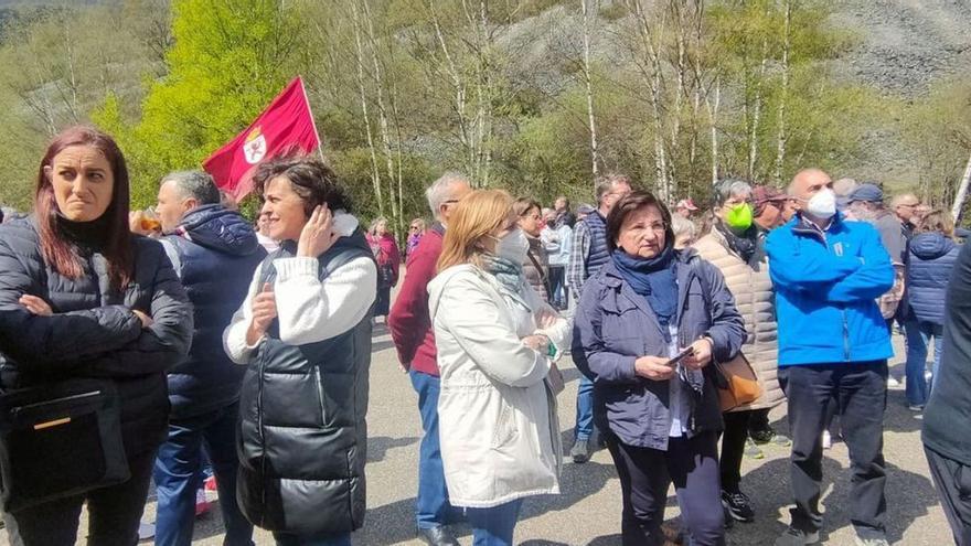 Una concentración en Valdeprado (León), con miembros de la plataforma asturiana “El Suroccidente también es Asturias”. | R. S. A.