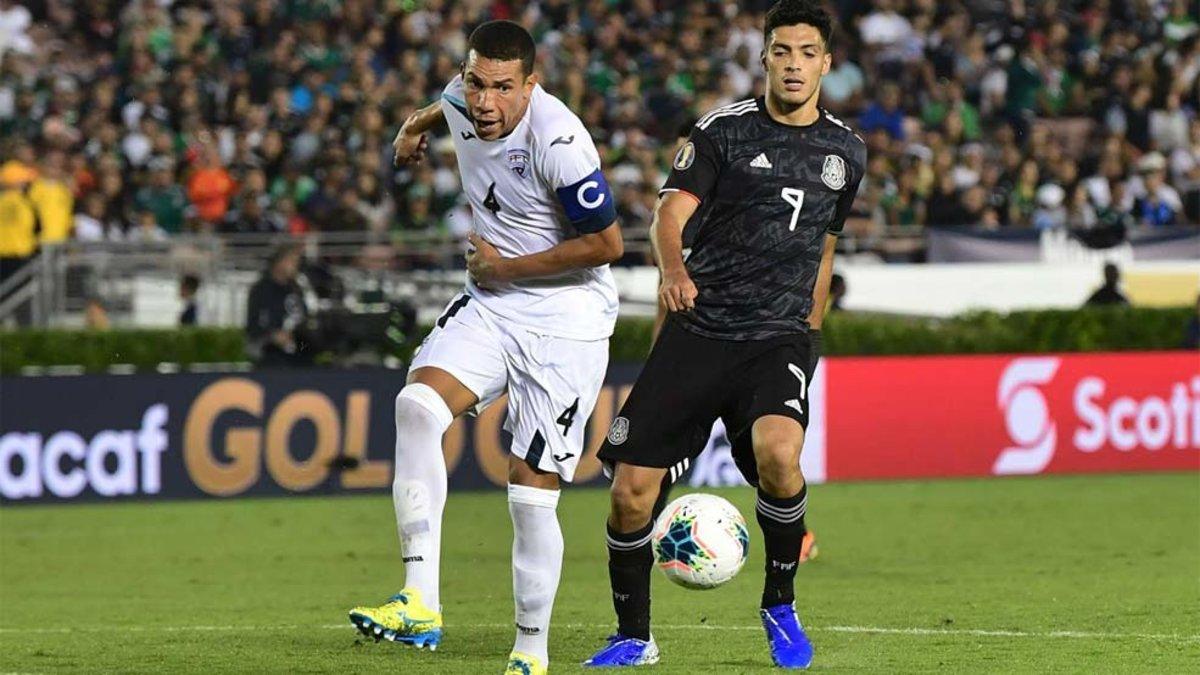 Yasmani López, a la izquierda, en una acción del partido contra México