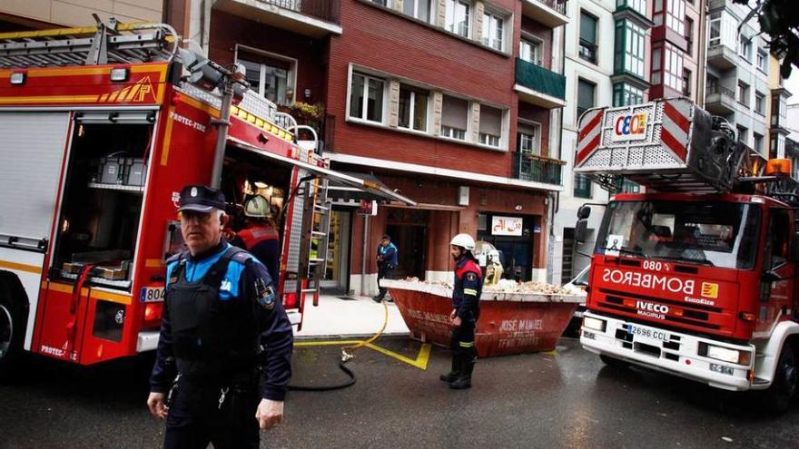 Los bomberos y la Policía, en el Rosal.