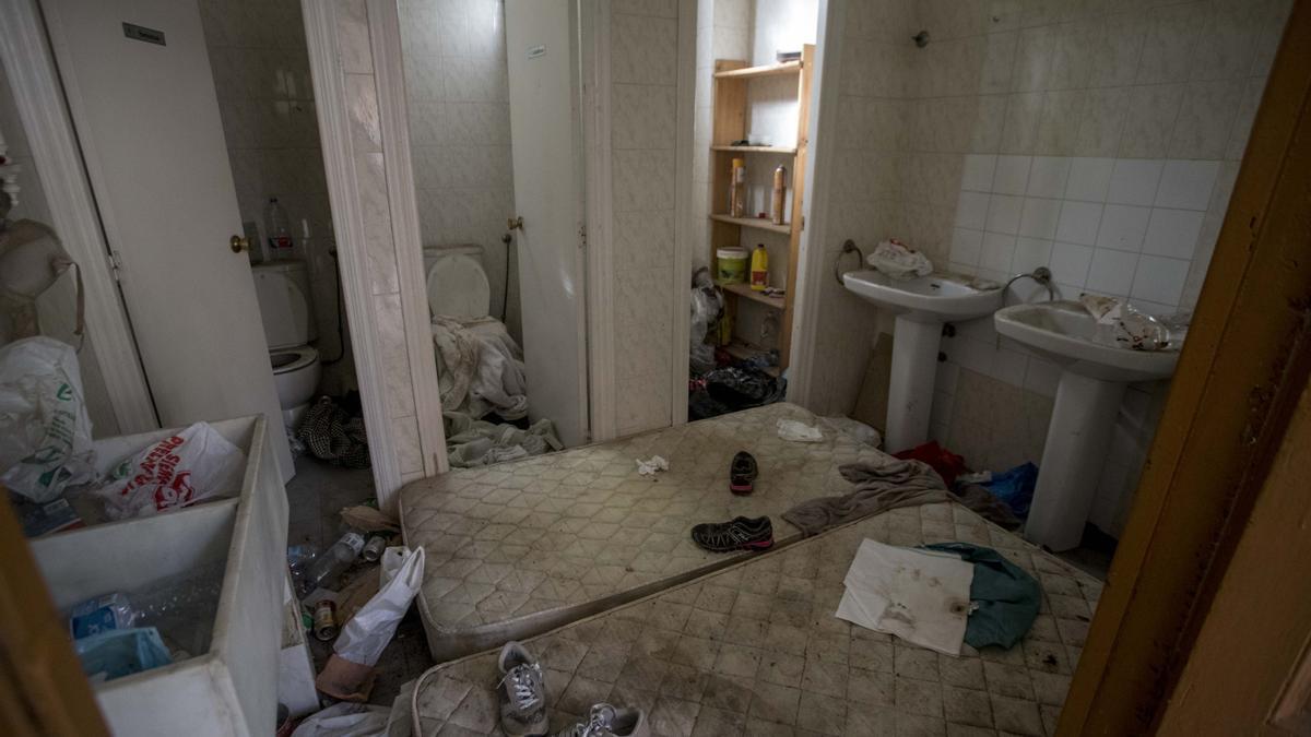 Valencia. Un antiguo colegio abandonado en la calle Pablo Melendez sirve de refugio para un grupo de migrantes africanos