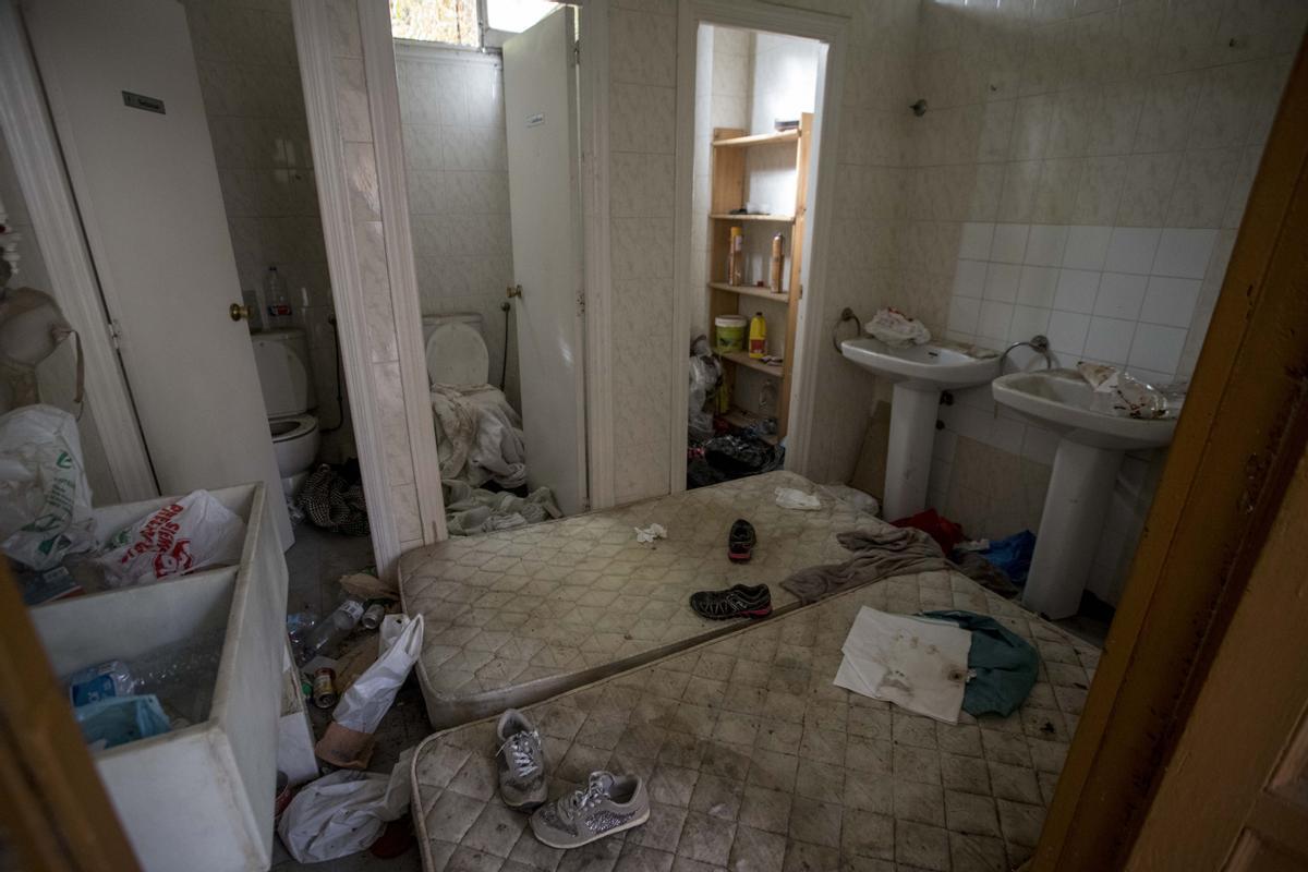 Valencia. Un antiguo colegio abandonado en la calle Pablo Melendez sirve de refugio para un grupo de migrantes africanos