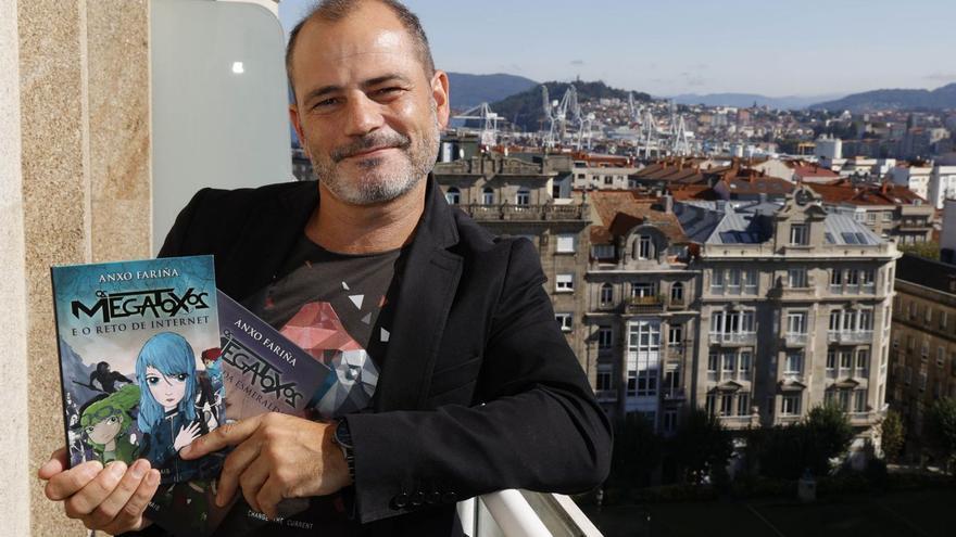 Anxo Fariña coa nova aventura dos Megatoxos, no balcón da súa casa.