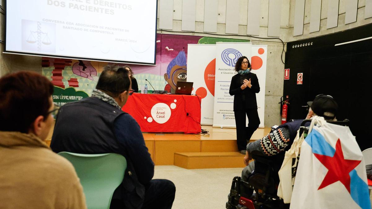 Irene Martínez, presidenta del Comité de Ética Asistencial del área sanitaria, durante la charla