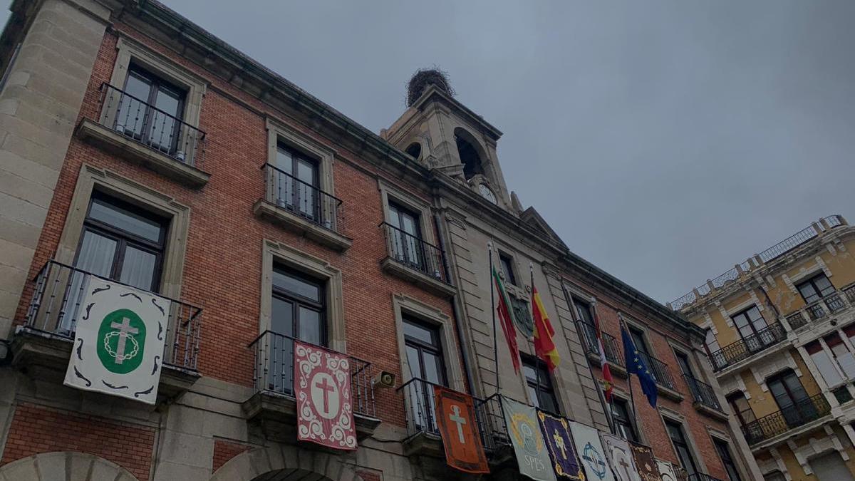 Semana Santa Zamora 2020 | Los reposteros lucen sobre la fachada del Ayuntamiento a pesar de todo