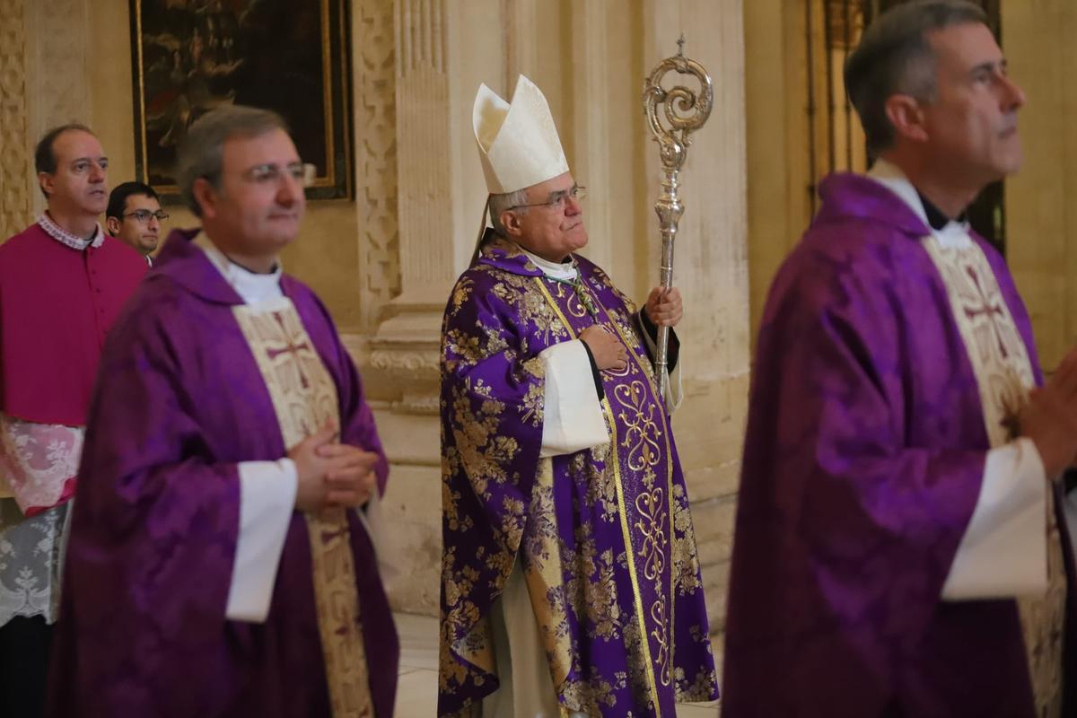 El obispo Demetrio ha presidido la misa por Benedicto VXI en la Catedral de Córdoba.