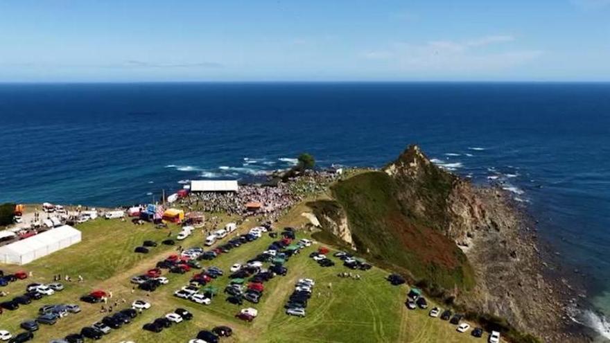 La Regalina a vista de dron: así es el impresionante paisaje que rodea a una de las romerías más multitudinarias de Asturias