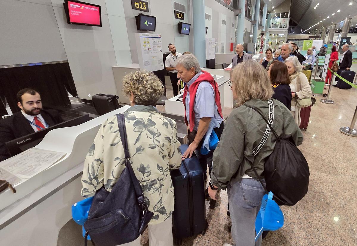 Pasajeros del primer vuelo chárter de Air Nostrum a Marrakech facturando ayer sus maletas en el aeropuerto de Peinador