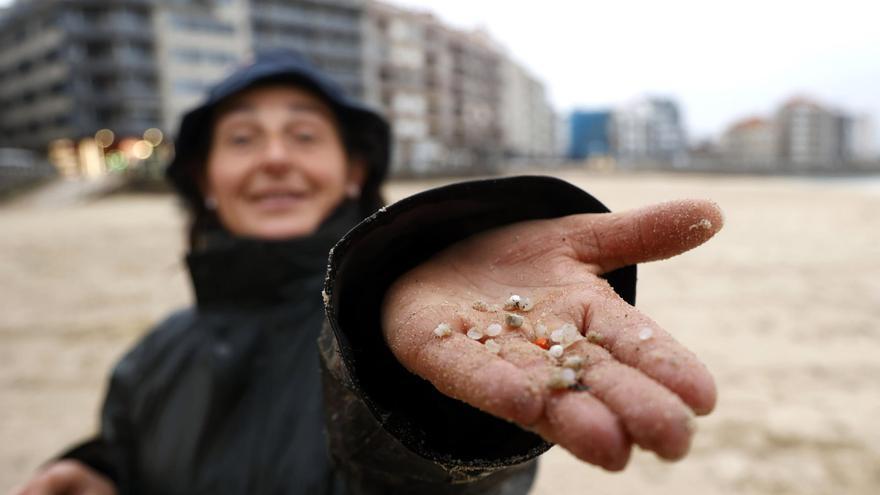 Marea plástica en Galicia: peinan las playas en busca de pélets