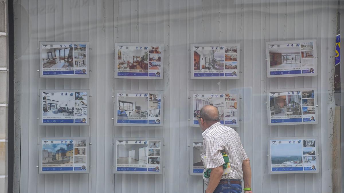 Una persona observa anuncios inmobiliarios.