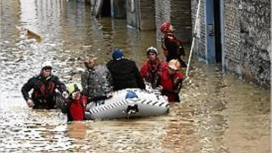 Membres de la Creu Roja evacuen dues persones grans a Tudela.