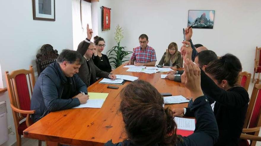 El gobierno local votando a favor del proyecto de los presupuestos, ayer, en Carreña.