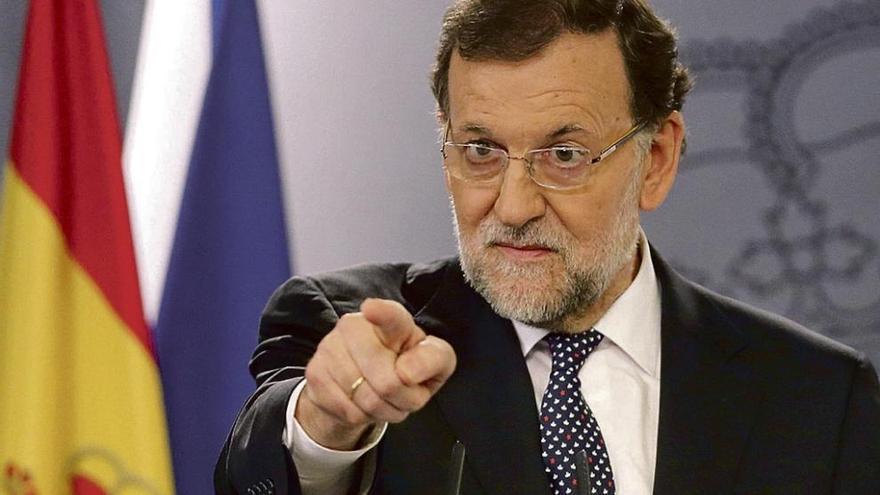 Rajoy señala a un periodista al término de su declaración institucional. // Efe