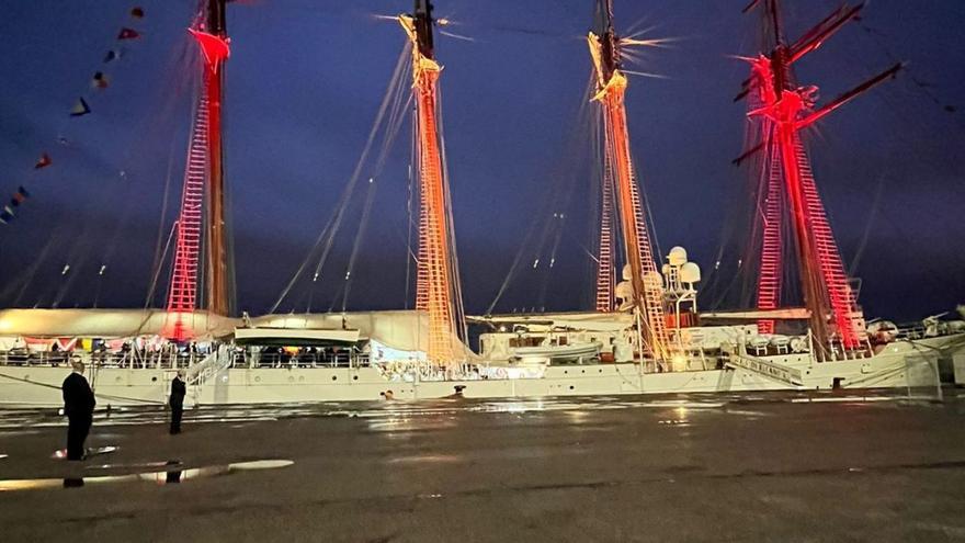 El «Juan Sebastián de Elcano», iluminado con los colores de la bandera de España para la cena del jueves. |