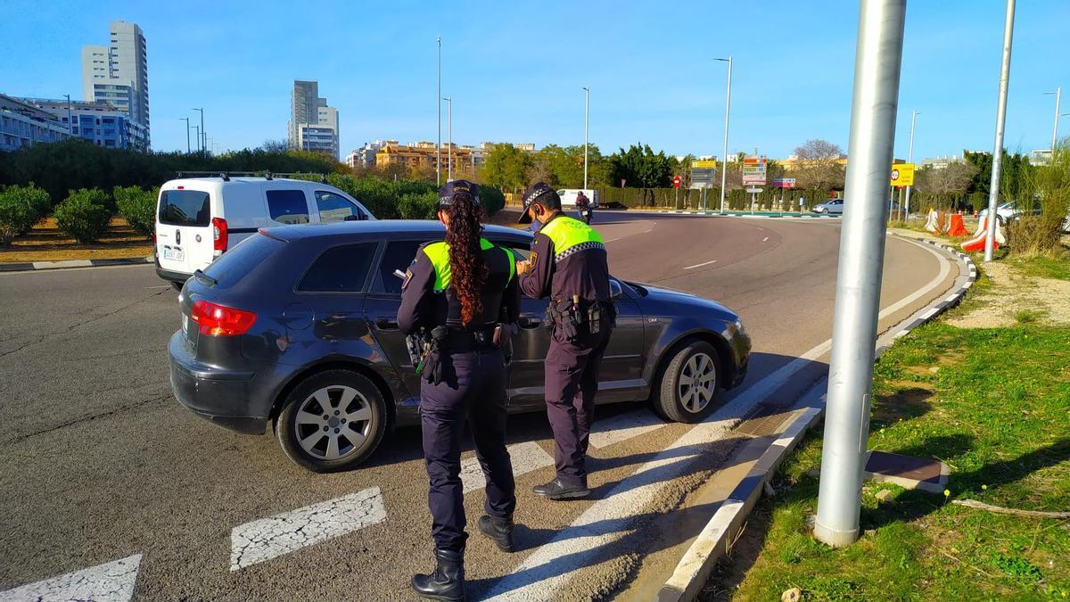 Control de la Policia Local a un conductor a Torrent