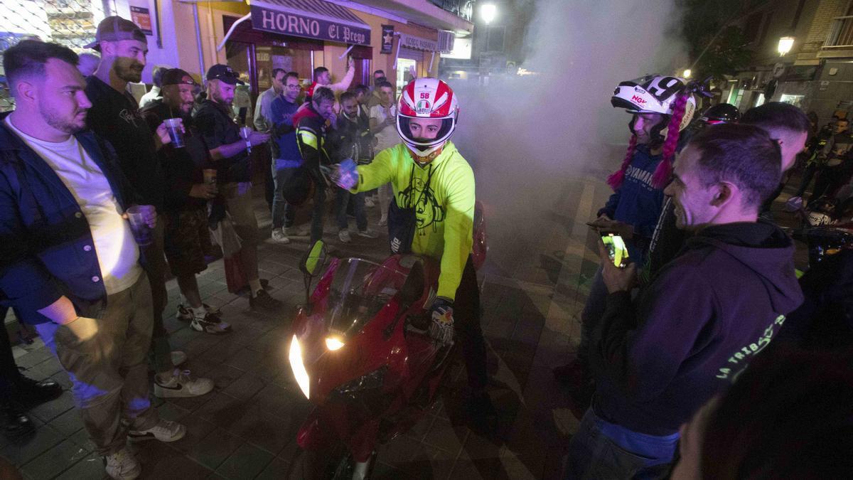 Las calles de Cheste vibran con los aficionados a las motos.