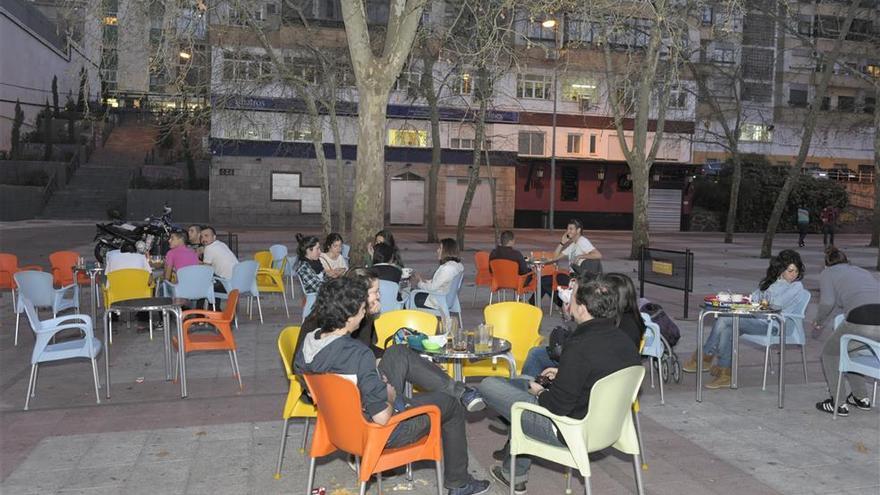 Los hosteleros de la Madrila de Cáceres firman un código ético para reducir el ruido que genera su actividad