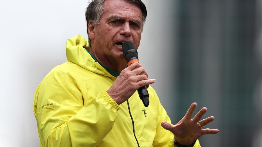 Bolsonaro sigue sin previsión de alta una semana después de ser operado del intestino.