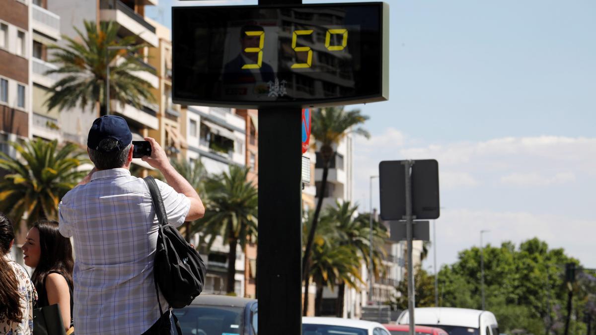 Una persona fotografía un termómetro en Córdoba.