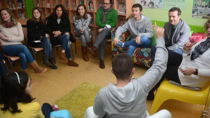 Los concejales durante su reunión con los miembros de la comunidad educativa de Barcelos. // R. Vázquez