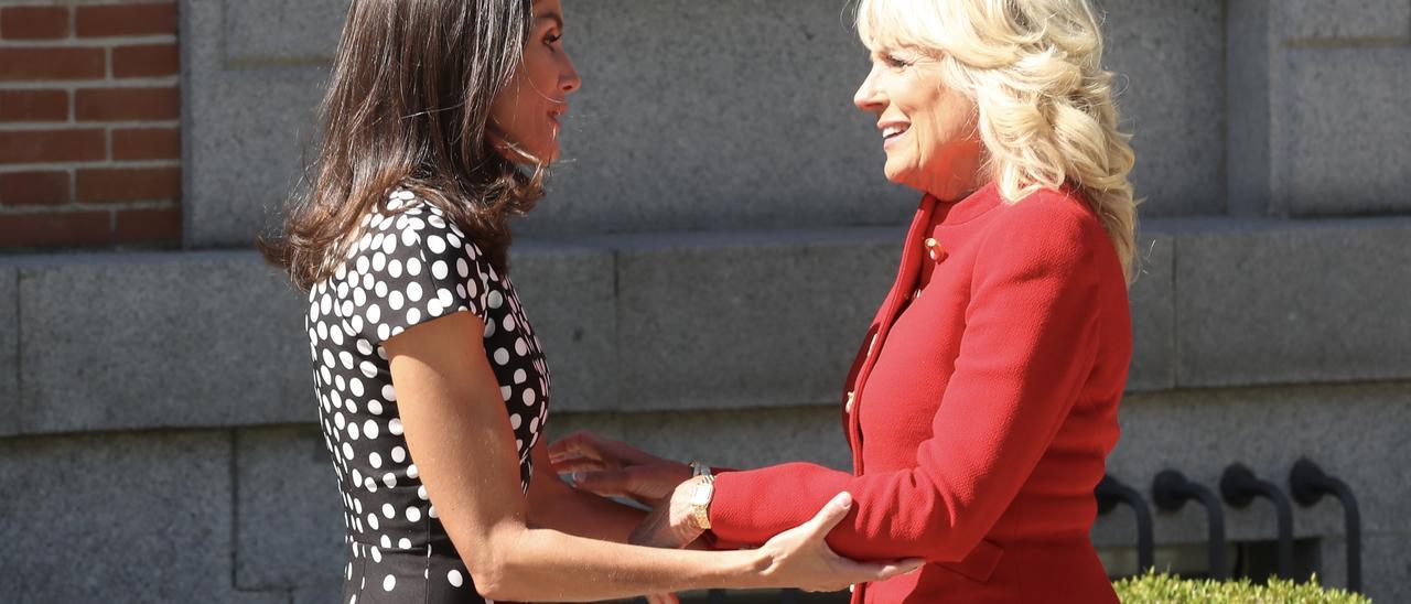 La reina Letizia da la bienvenida a Jill Biden.