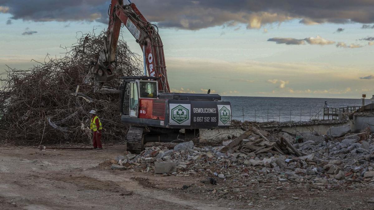 Los últimos coletazos de la demolición que acoge Arenales del Sol. | ANTONIO AMORÓS