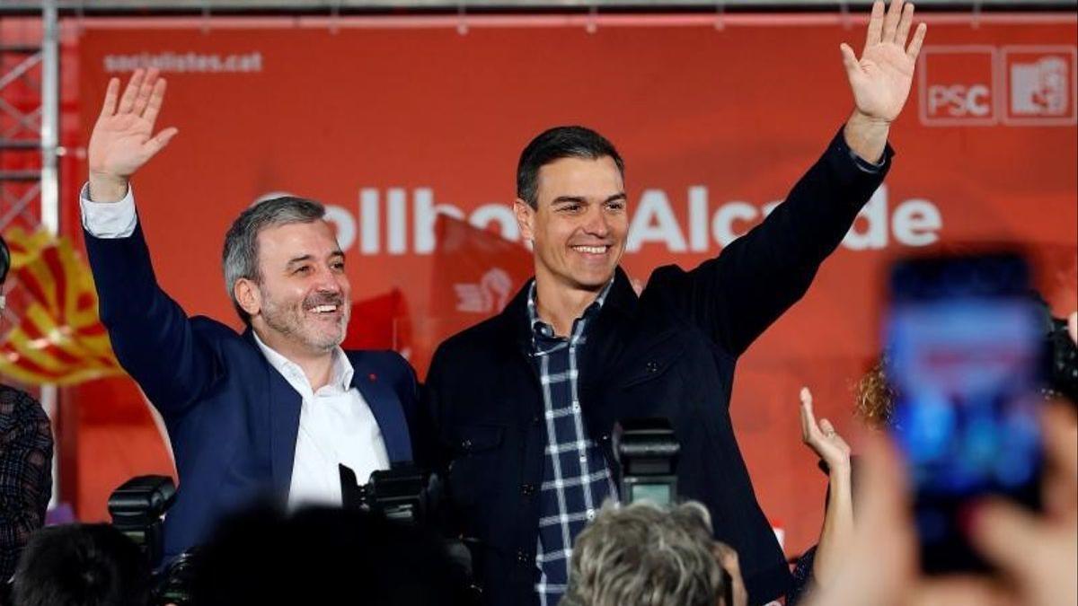 El secretario general del PSOE y presidente del Gobierno, Pedro Sánchez, junto al entonces candidato del PSC a la alcaldía de Barcelona, Jaume Collboni, el 12 de enero de 2019 en la capital catalana.