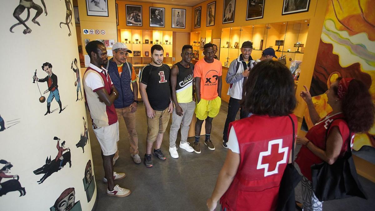 Els participants, en un moment de la visita al Museu del Cinema de Girona. | MARC MARTÍ