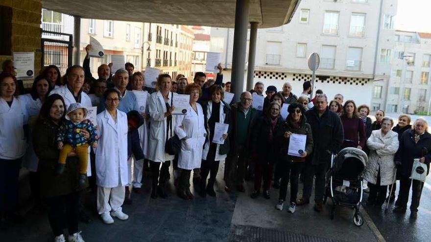 La concentración de ayer a mediodía ante la puerta de Urxencias del centro de salud de Cangas. // G.N.