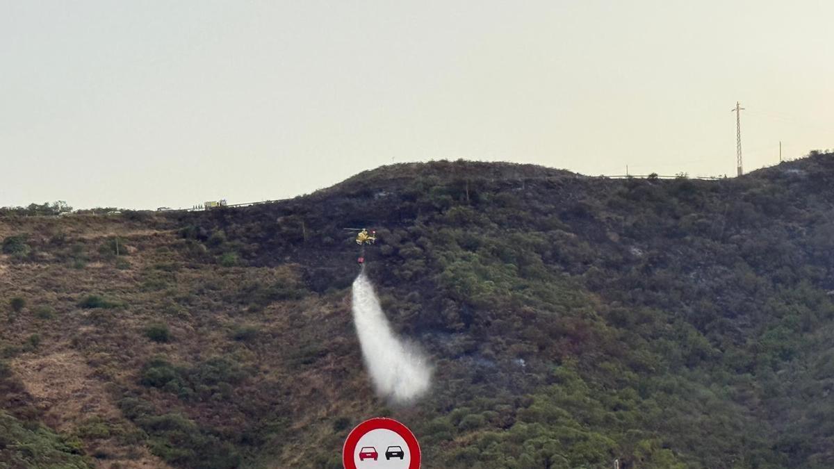 El trabajo contrarreloj de los equipos de emergencias para acabar con el incendio de Telde