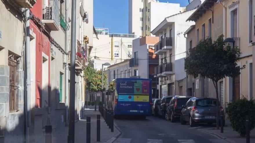 Un autobús metropolitano atravesando el casco histórico de Sant Joan d&#039;Alacant en dirección a Mutxamel.