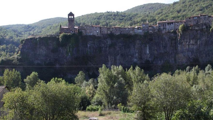 La cinglera basàltica tan emblemàtica de Castellfollit de la Roca · ACN