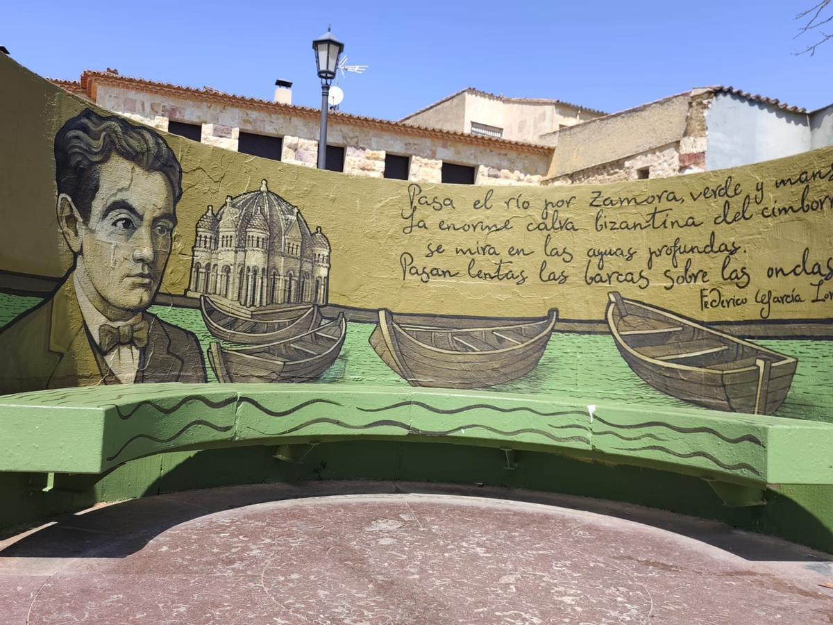 Elmural de Adeva con los versos sobre el Duero.