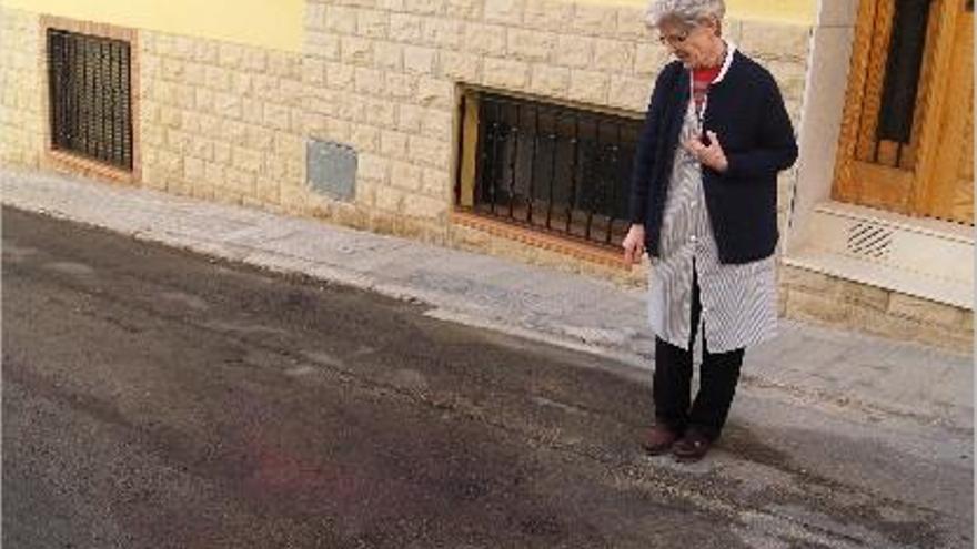 Una vecina de Benaguasil que presenció el crimen muestra la mancha de sangre en la calzada.