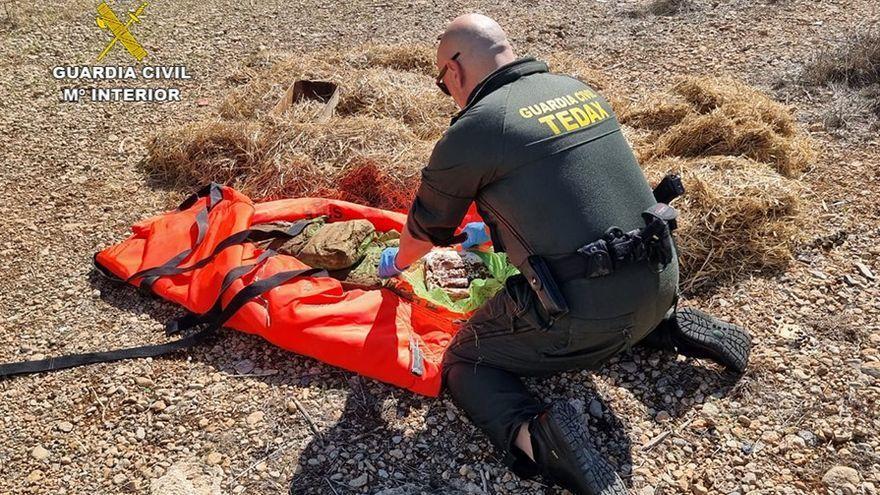 Un artificiero de la Guardia Civil con la goma 2 en sa Pobla.