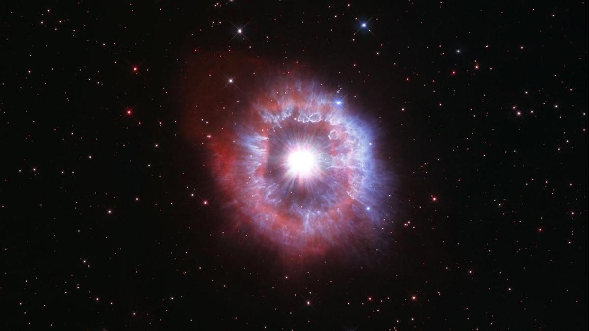 Imagen del telescopio espacial Hubble de la estrella AG Carinae, del mismo tipo que P-Cygni. Además de poseer un potente viento estelar, la estrella ha eyectado una parte de su envoltura, que se aleja de ella. Ambos fenómenos dan lugar a espectros con perfiles tipo P-Cygni.