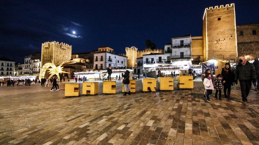 El Ayuntamiento de Cáceres decide iluminar en Navidad las torres y la muralla de la plaza Mayor
