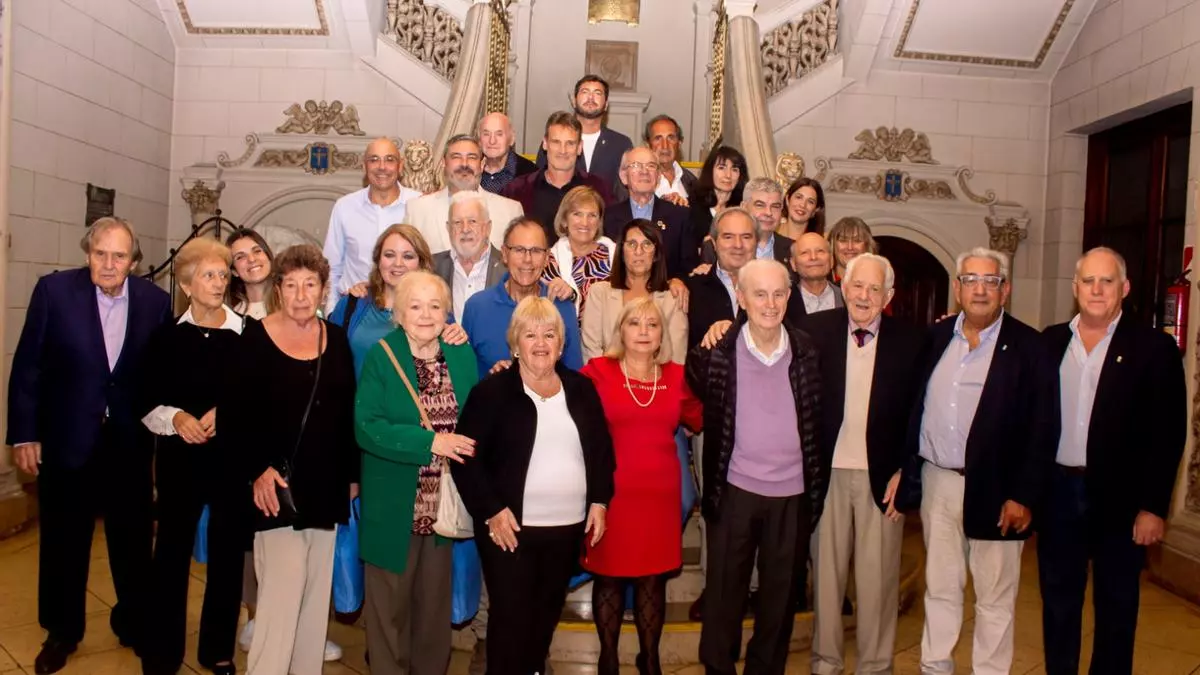 Los asturianos de Buenos Aires entregan sus medallas y celebran el 112º aniversario del Centro